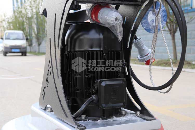 拋光機(jī)是為了讓地面表面有光澤，需要先研磨后才可以拋光。拋光分為粗拋和精拋，這時(shí)候可以使用拋光機(jī)，配合拋光墊，提高地面的光澤度。高速地坪拋光機(jī)讓你輕松完成地坪拋光工作，提高地坪亮度。