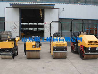 小型壓路機(jī)廠(chǎng)家2017年面臨的機(jī)遇和挑戰(zhàn)