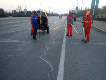 強(qiáng)化春季公路養(yǎng)護(hù)，保證道路通暢