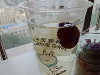 炎炎夏日到來，一杯銀耳紅棗美如詩！