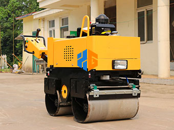 關(guān)于小型壓路機(jī)如何減少摩擦問(wèn)題呢？